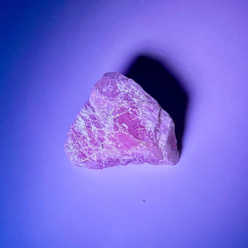 1.25oz UV ACTIVE Kunzite Nigeria Purple Lilac Raw Natural Rough Crystal Mineral - Picture 2 of 10